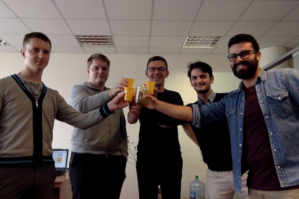 Giuseppe D'Acri insieme agli altri componenti del team Valuetech, nella foto brindano insieme per il lancio della piattaforma VVFood